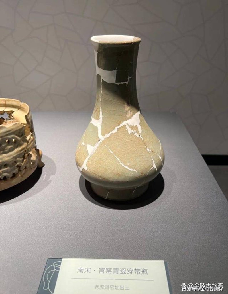 官窑瓷器上的纹样是古代匠人心血与技艺的结晶，它们不仅仅是装饰，更是文化的载体。今天我们就来揭开这些纹样的神秘面纱，一探究竟。